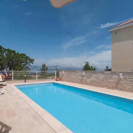 Tin Luxury On Brac, Private Pool Villa *
