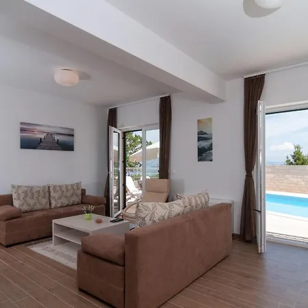 Tin Luxury On Brac, Private Pool Villa *